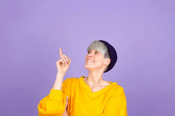 Elegante Mujer Europea Sobre Fondo Púrpura Apuntando Hacia Arriba Con — Foto de Stock