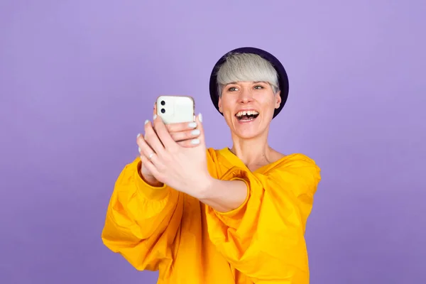 Κομψή Ευρωπαϊκή Γυναίκα Μωβ Φόντο Παιχνιδιάρικο Λαμβάνοντας Selfie Στο Κινητό — Φωτογραφία Αρχείου
