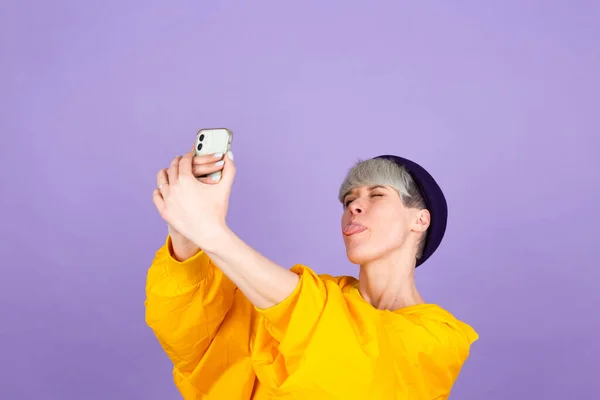 Стильная Европейская Женщина Фиолетовом Фоне Весело Делает Селфи Мобильный Телефон — стоковое фото