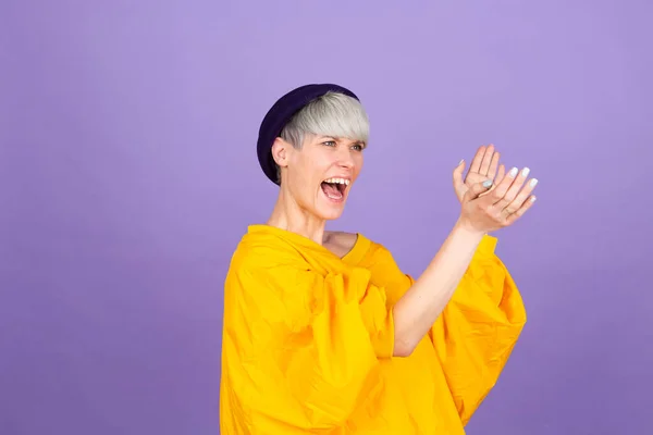 Стильная Европейская Женщина Фиолетовом Фоне Хлопает Ладоши Аплодирует Счастливым Радостным — стоковое фото