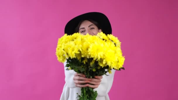 Kvinde Afslappet Hvid Sweater Hat Lyserød Baggrund Isoleret Spændt Glad – Stock-video