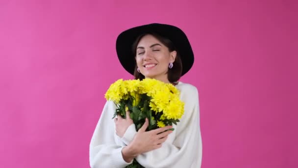 Mulher Camisola Branca Casual Chapéu Fundo Rosa Isolado Animado Abraço — Vídeo de Stock