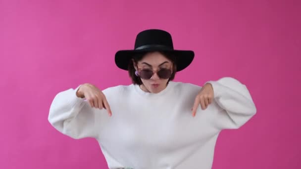 Frau Lässigem Weißen Pullover Und Hut Auf Rosa Hintergrund Vereinzelt — Stockvideo