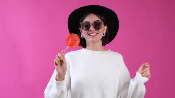 Mujer Suéter Blanco Casual Sombrero Sobre Fondo Rosa Aislado Feliz — Vídeo de stock