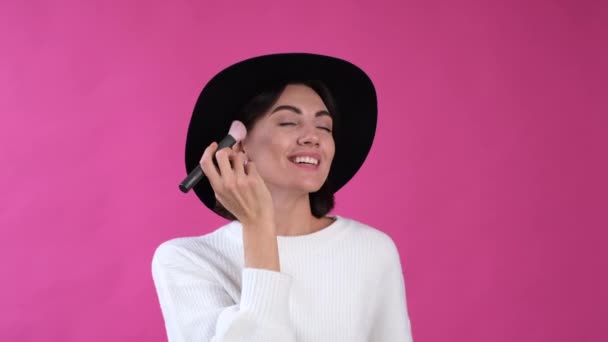 Mujer Suéter Blanco Casual Sombrero Sobre Fondo Rosa Aislado Feliz — Vídeo de stock