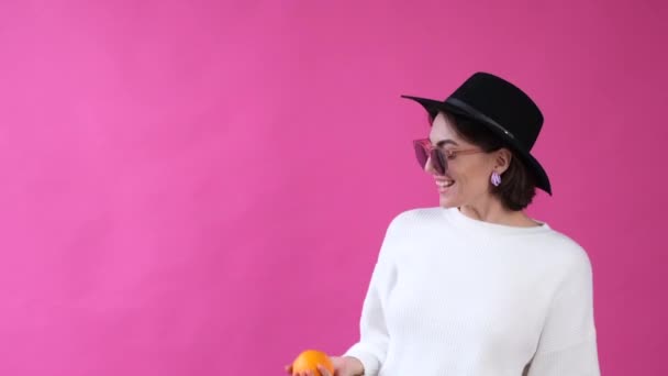 Mujer Suéter Blanco Casual Sombrero Sobre Fondo Rosa Aislado Feliz — Vídeos de Stock