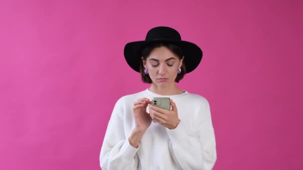 Mujer Suéter Blanco Casual Sombrero Sobre Fondo Rosa Mirada Aislada — Vídeos de Stock