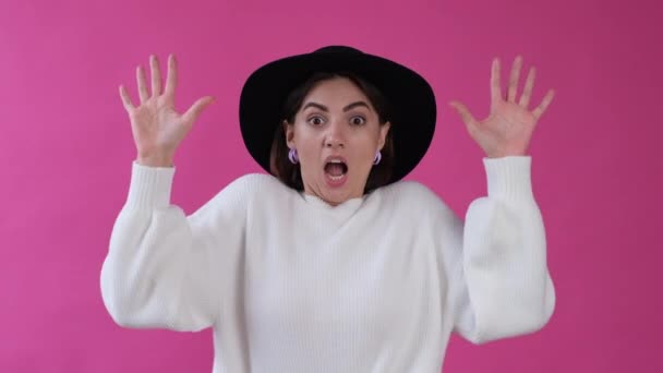 Frau Lässigem Weißen Pullover Und Hut Auf Rosa Hintergrund Zeigt — Stockvideo