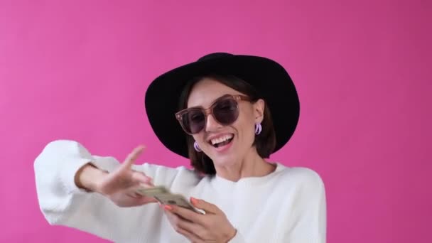 Mujer Suéter Blanco Casual Sombrero Sobre Fondo Rosa Aislado Lanzando — Vídeo de stock