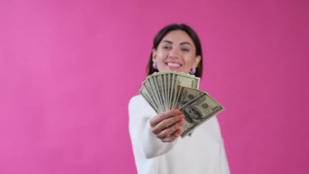 Женщина Обычном Белом Свитере Шляпе Розовом Фоне Изолированы 100 Долларов — стоковое видео