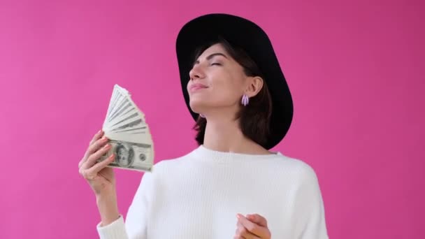 Mujer Suéter Blanco Casual Sombrero Sobre Fondo Rosa Aislado Con — Vídeos de Stock