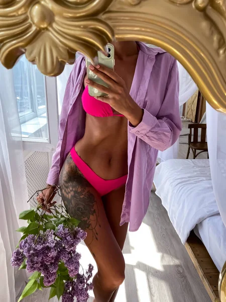 Fit Solbränd Kvinna Med Perfekt Kropp Magmuskler Tatuering Höften Bikini — Stockfoto