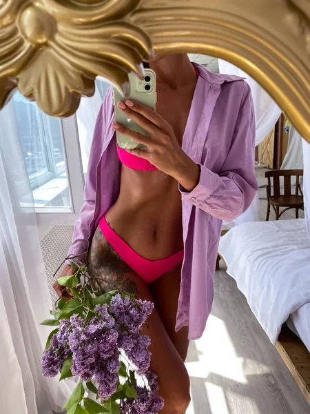 Ajuste Mujer Bronceada Con Cuerpo Perfecto Abdominales Tatuaje Cadera Bikini —  Fotos de Stock