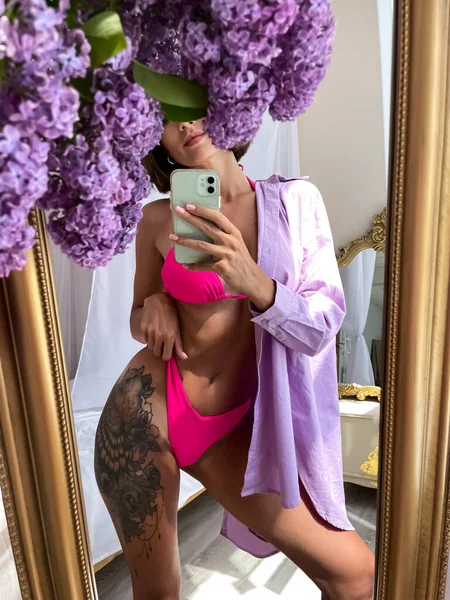 Fit Femme Bronzée Avec Corps Parfait Abdos Tatouage Sur Hanche — Photo