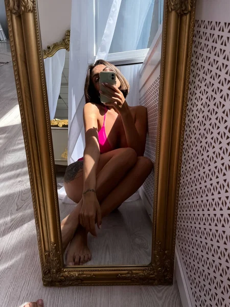 Bronz Tenli Mükemmel Vücutlu Karın Kaslı Bikinili Kalçasında Dövme Olan — Stok fotoğraf