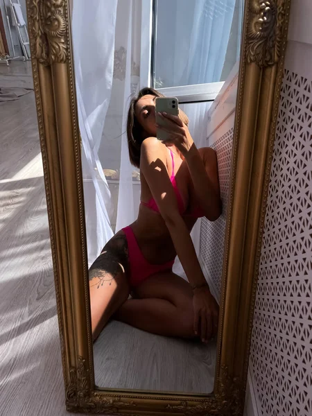 Fit Femme Bronzée Avec Corps Parfait Abdos Tatouage Sur Hanche — Photo