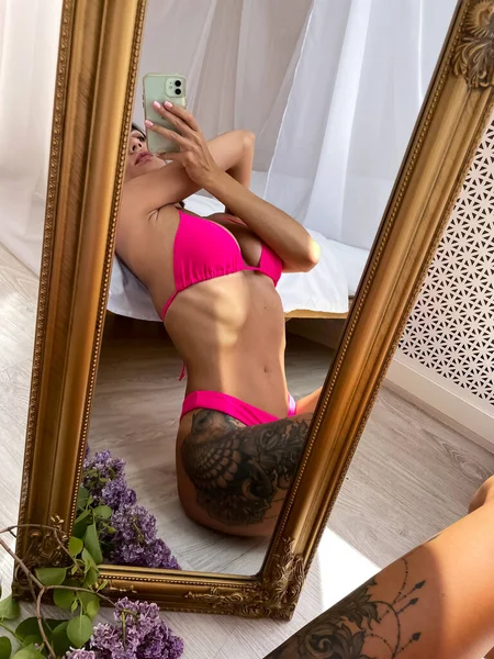 Bronz Tenli Mükemmel Vücutlu Karın Kaslı Bikinili Kalçasında Dövme Olan — Stok fotoğraf