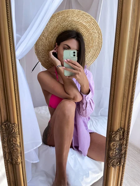 아가리 비키니를 엉덩이에 문신을 집에서는 미디어 이야기 개념을 전화로 사진을 — 스톡 사진