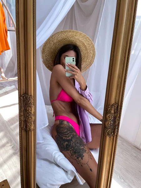 Ajuste Mujer Bronceada Con Cuerpo Perfecto Abdominales Tatuaje Cadera Bikini —  Fotos de Stock