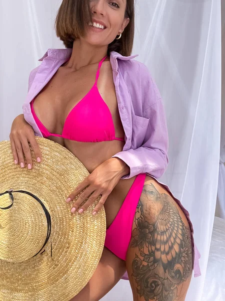 Fit Mulher Bronzeada Com Corpo Perfeito Biquíni Verão Rosa Indood — Fotografia de Stock