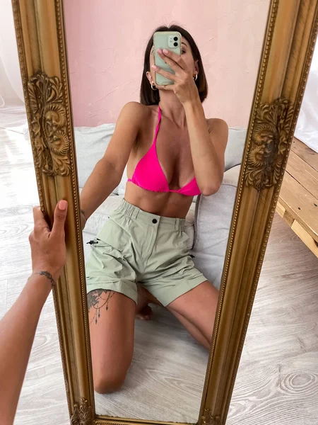 Fit Gebräunte Frau Mit Perfektem Körper Bauch Shorts Und Bikini — Stockfoto