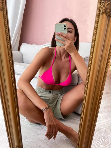 Pasująca Opalona Kobieta Idealnym Ciałem Brzuchem Szortach Bikini Fotografuje Selfie — Zdjęcie stockowe