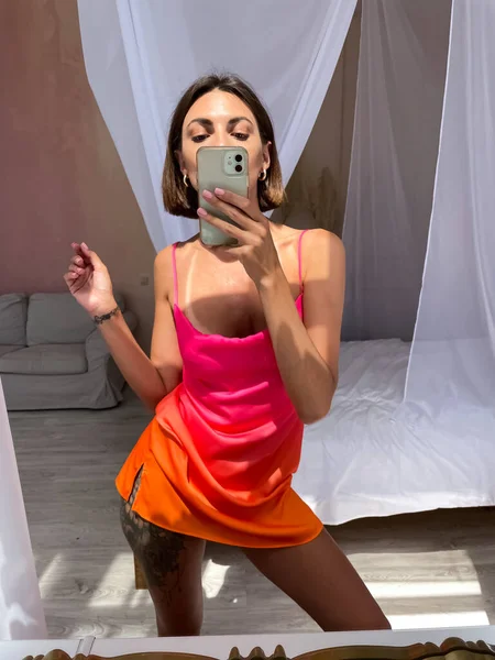 Ajuste Mujer Bronceada Lindo Vestido Seda Naranja Brillante Verano Casa —  Fotos de Stock