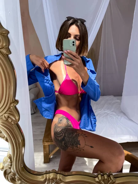 Fit Solbränd Kvinna Med Perfekt Kropp Magmuskler Tatuering Höften Bikini — Stockfoto