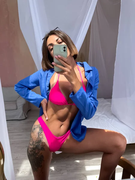 Fit Solbränd Kvinna Med Perfekt Kropp Magmuskler Tatuering Höften Bikini — Stockfoto