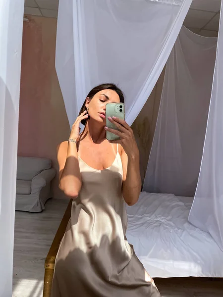 Fit Femme Bronzée Robe Soie Beige Romantique Maison Prendre Selfie — Photo