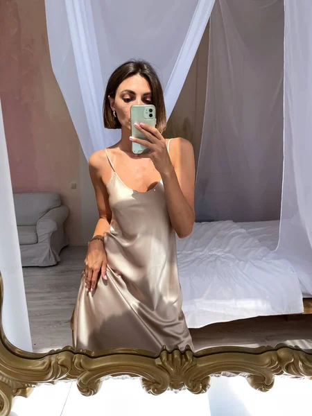 Fit Tanned Woman Romantic Beige Silk Dress Home Take Photo — Stock Photo, Image