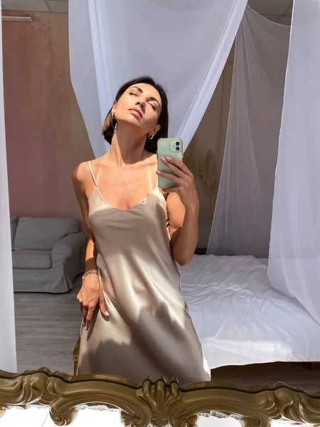 Fit Femme Bronzée Robe Soie Beige Romantique Maison Prendre Selfie — Photo