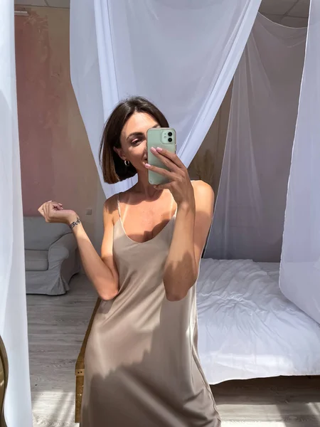 Ajuste Mujer Bronceada Vestido Seda Beige Romántico Casa Tomar Foto — Foto de Stock