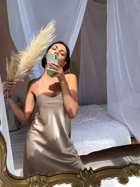 Ajuste Mujer Bronceada Vestido Seda Beige Romántico Casa Tomar Foto —  Fotos de Stock