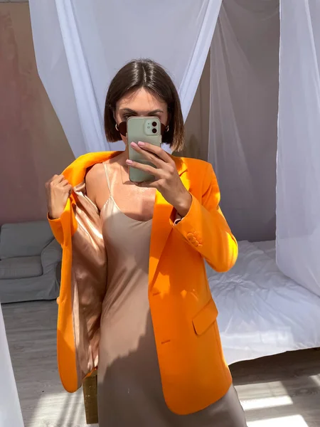 Fit Gebruinde Vrouw Romantische Beige Zijden Jurk Oranje Blazer Thuis — Stockfoto