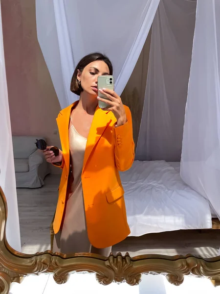 Ajuste Mujer Bronceada Vestido Seda Beige Romántico Chaqueta Naranja Casa —  Fotos de Stock