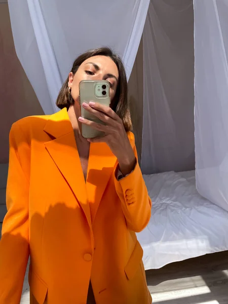 Fit Gebräunte Frau Romantischem Beigen Seidenkleid Und Orangefarbenem Blazer Hause — Stockfoto