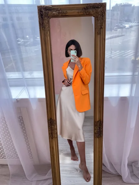 Fit Gebruinde Vrouw Romantische Beige Zijden Jurk Oranje Blazer Thuis — Stockfoto