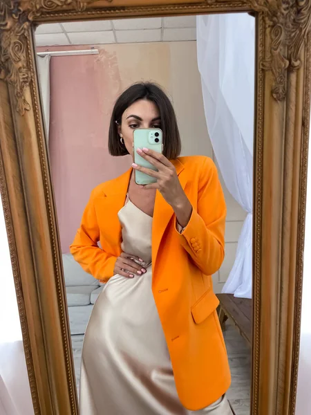 로맨틱 베이지 드레스와 주황색블라 피팅된 미디어 이야기 수직등을 전화로 사진을 — 스톡 사진