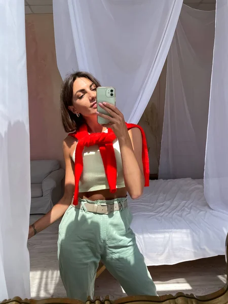 Femmes Élégantes Maison Chandail Rouge Vif Pantalon Vert Menthe Prendre — Photo