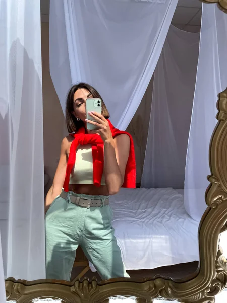 Femeile Elegante Acasă Pulover Roșu Aprins Pantaloni Verzi Mentă Fac — Fotografie, imagine de stoc