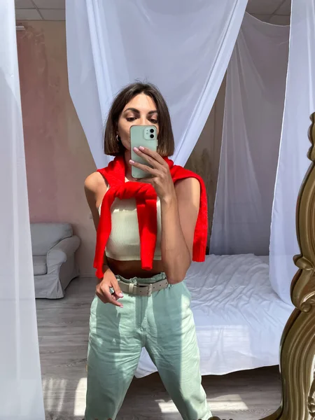 Donne Alla Moda Casa Maglione Rosso Brillante Pantaloni Verde Menta — Foto Stock