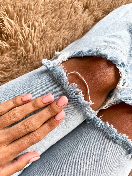 Gelooide Hand Van Een Meisje Met Een Zachte Beige Roze — Stockfoto