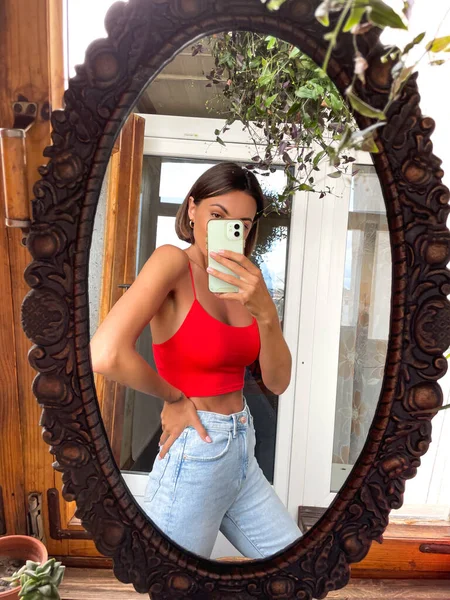 Mulher Bonita Casa Tirar Foto Selfie Espelho Celular Para Histórias — Fotografia de Stock