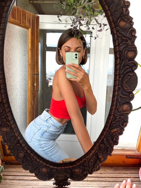Mulher Bonita Casa Tirar Foto Selfie Espelho Celular Para Histórias — Fotografia de Stock
