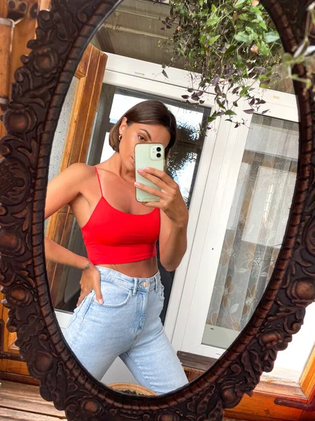 Jolie Femme Maison Prendre Photo Selfie Dans Miroir Sur Téléphone — Photo