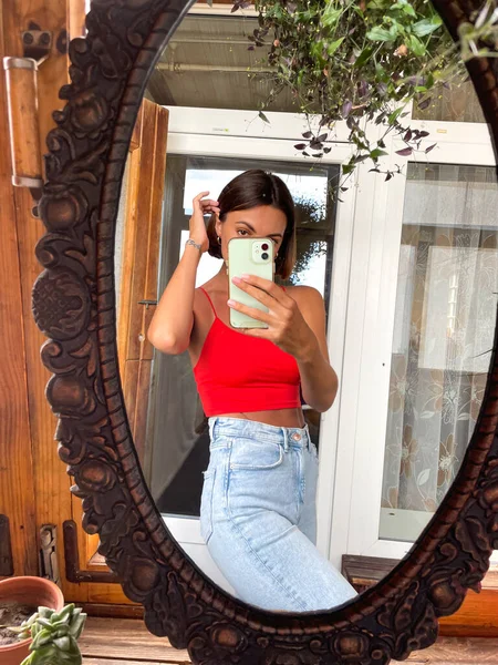 Jolie Femme Maison Prendre Photo Selfie Dans Miroir Sur Téléphone — Photo