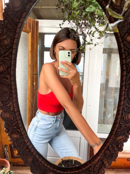 Jolie Femme Maison Prendre Photo Selfie Dans Miroir Sur Téléphone — Photo