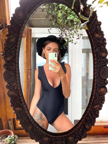 Jolie Femme Maison Prendre Photo Selfie Dans Miroir Sur Téléphone — Photo