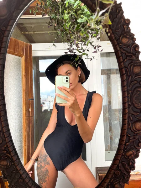 Jolie Femme Maison Prendre Photo Selfie Dans Miroir Sur Téléphone — Photo